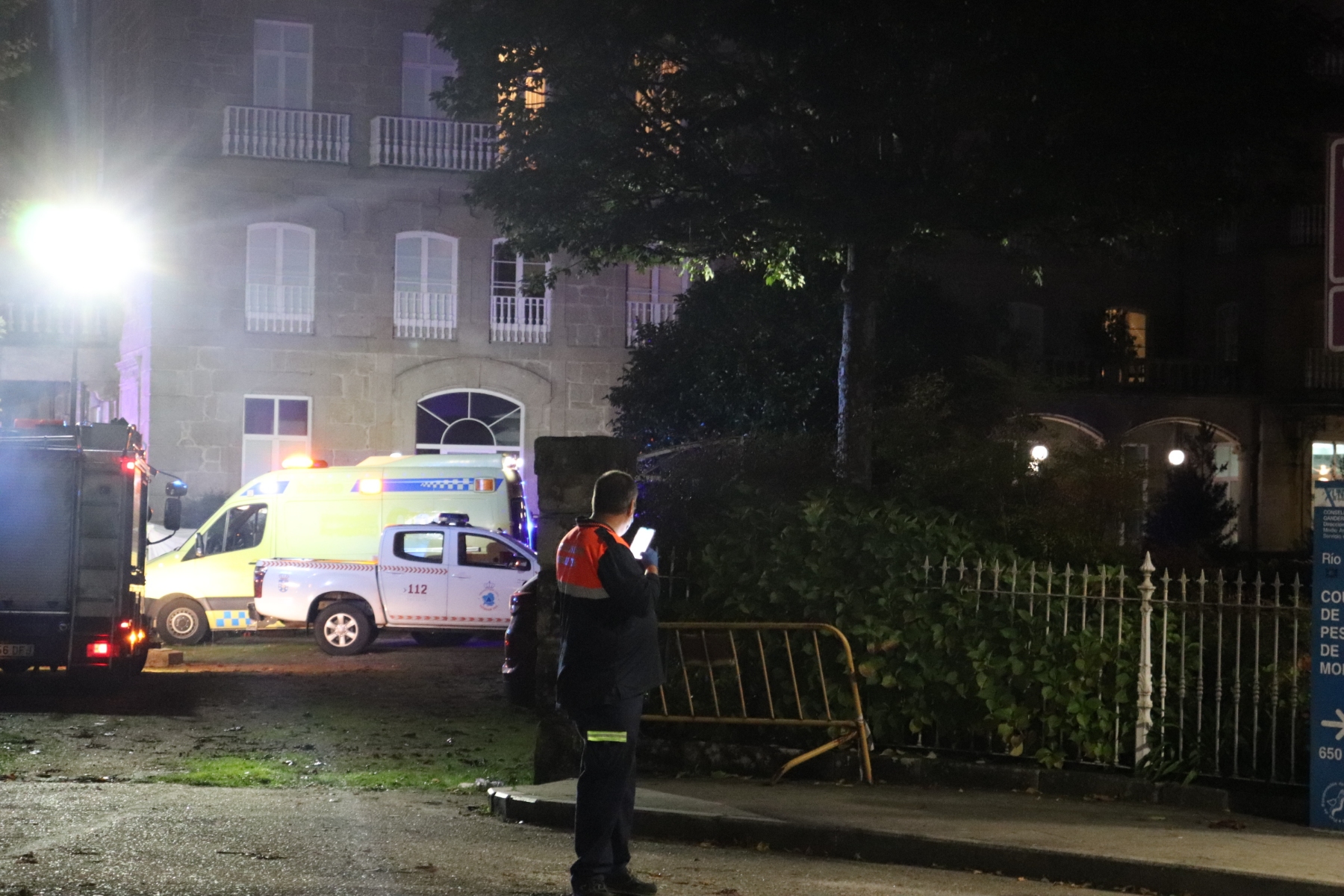 Muere una mujer al caer un gran árbol durante un concierto en Mondariz-Balneario