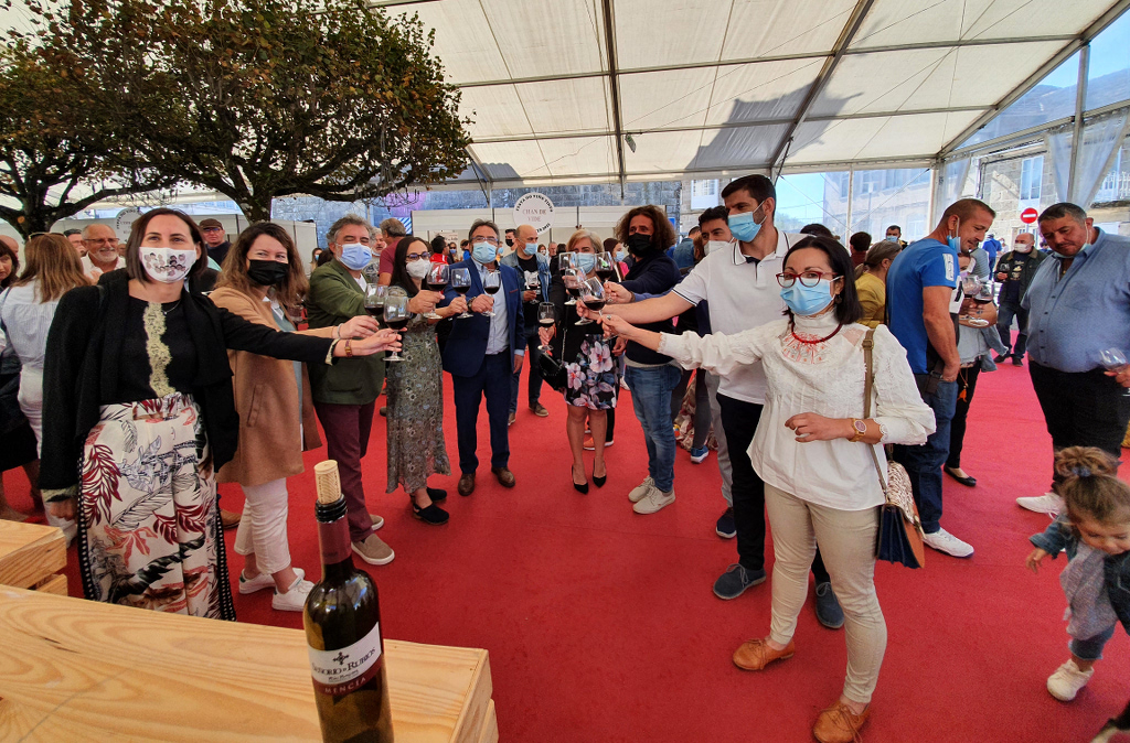As Neves recibió a cientos de personas en la «XV Festa do Tinto Rías Baixas»