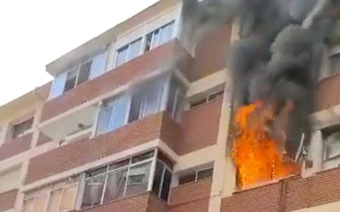 Desalojan un edificio en Ponteareas por un incendio