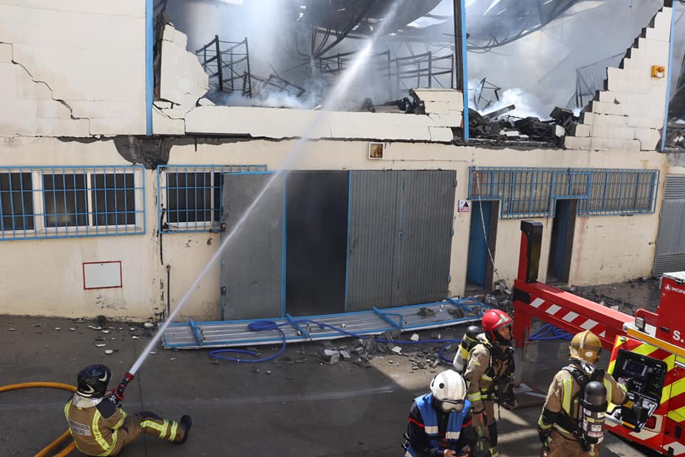 El fuego arrasa una nave industrial en Porriño